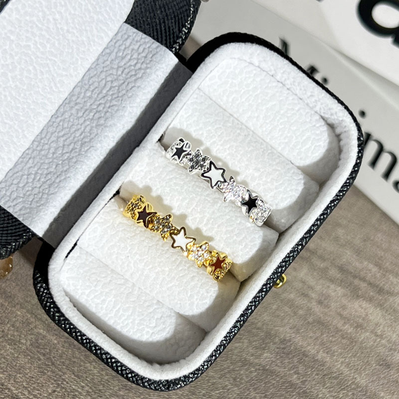 A new Korean version of the "Full Sky Stars" niche enamel open ring, featuring a fashionable and elegant star style, is a trend of light luxury and simple couple rings Application Scenario