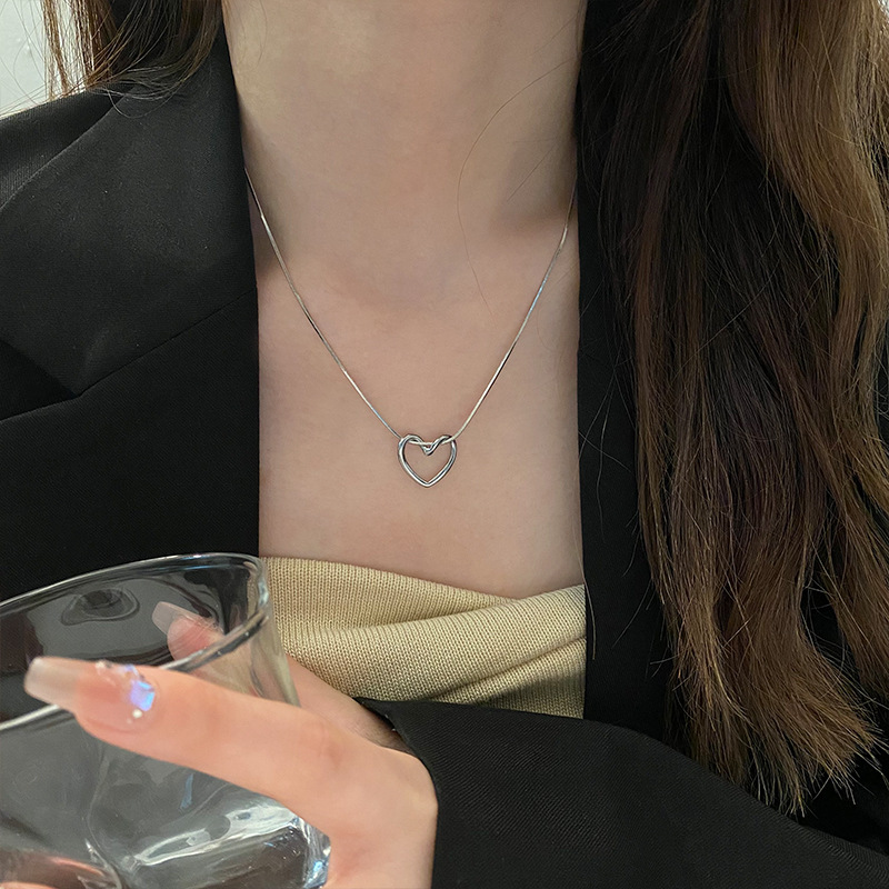A minimalist and niche design accessory pendant for students, a new trendy collarbone chain necklace for women in 2023 details Picture