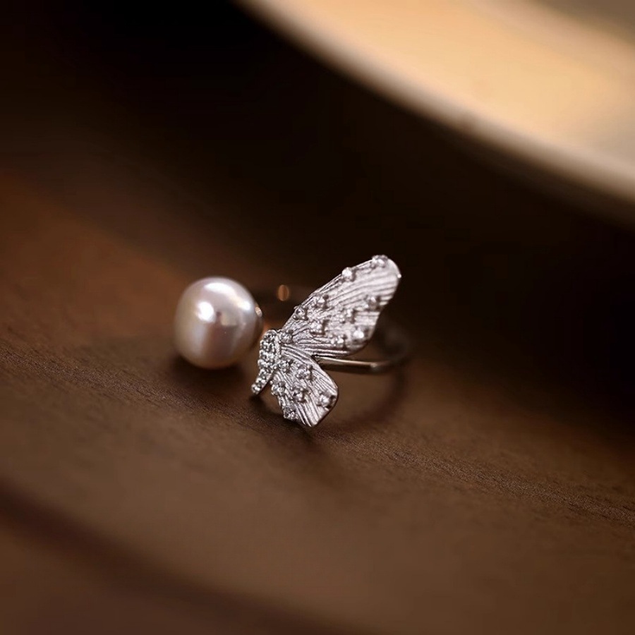 The new pearl butterfly opening ring for women, s925 sterling silver, features a unique, light luxury and high-end design, and is a versatile ring Application Scenario