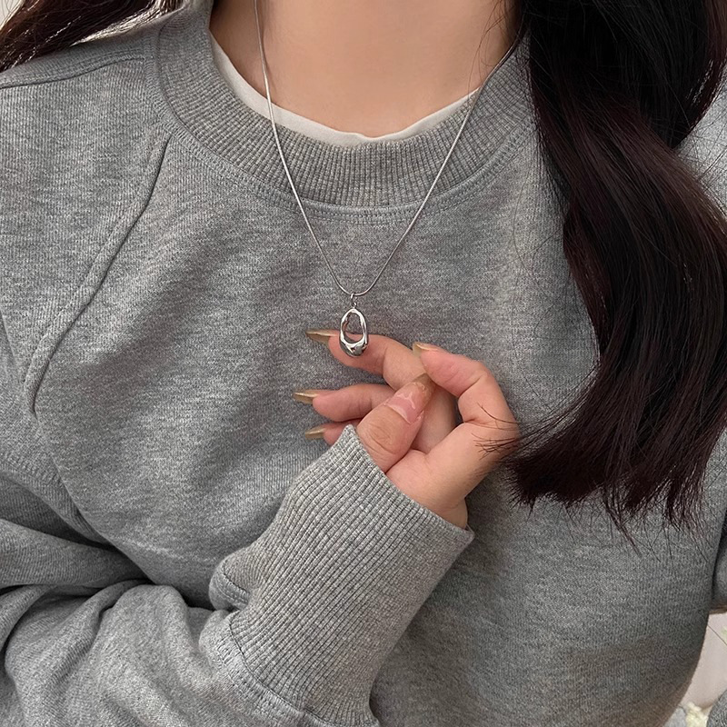 The hollowed-out water drop necklace is a simple French style for women's daily commuting and versatile. It features a collarbone chain with a light luxury design and a sweater chain Specification drawing