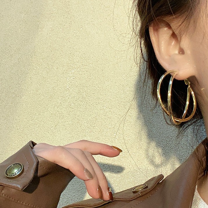 Exaggerated and unique European and American earrings for women, simple and versatile, with a cold style, cross large ear loops, ear buckles, cross-border ear studs and earrings Specification drawing
