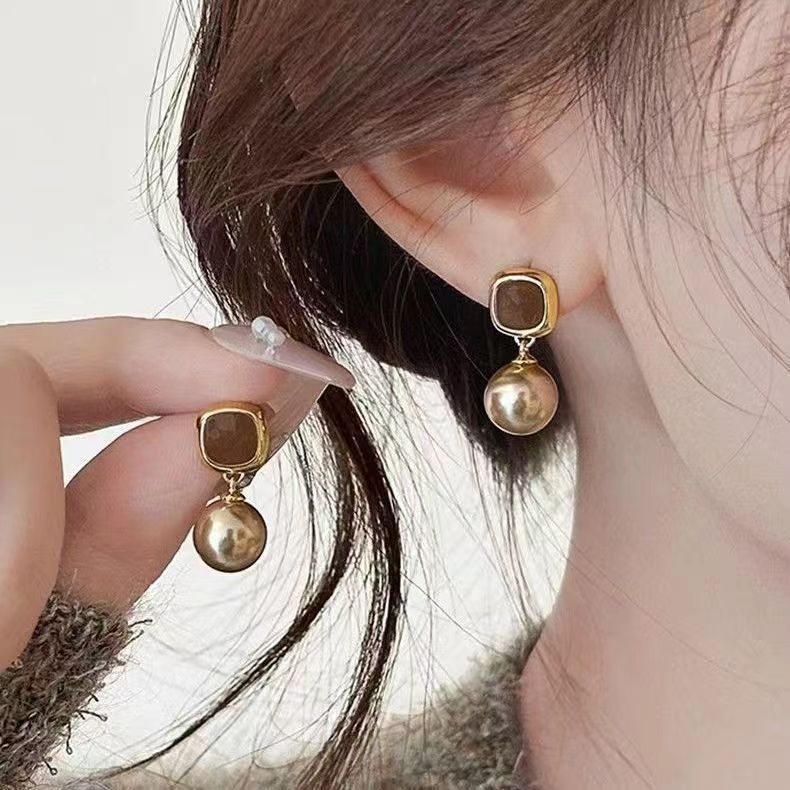 French-style unique caramel-colored pearl earrings suitable for autumn and winter, with a light luxury and high-end feel, are perfect for women full figure
