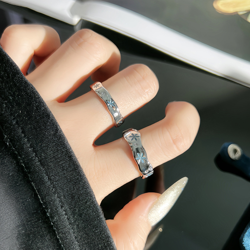 A niche design of blue snowflake personalized drip glaze couple rings on Instagram, with a cold style, simple and versatile fashion ring trend Specification drawing