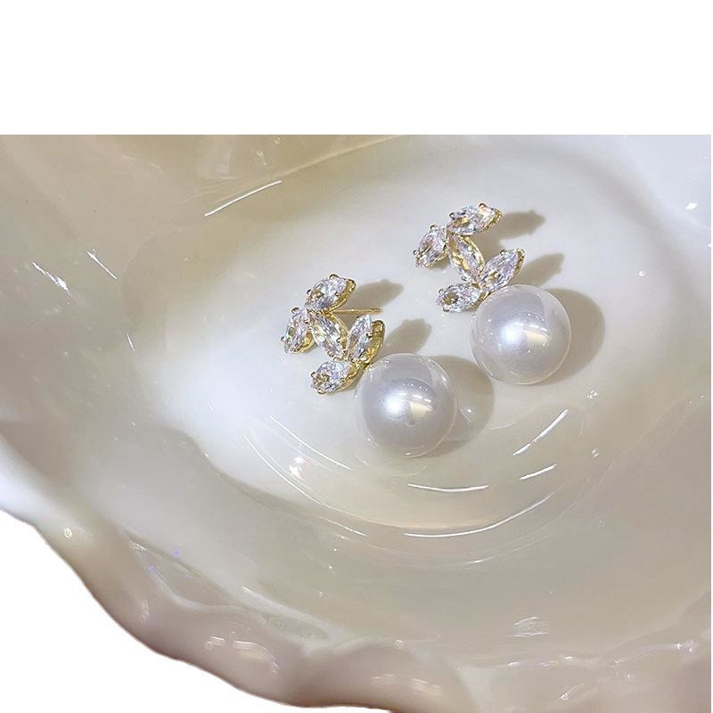 The "Little Chanel Style Double C Imitation Pearl Autumn Earrings" exude a unique sense of light luxury and sophistication. They are a new bestseller in 2025 Item Picture