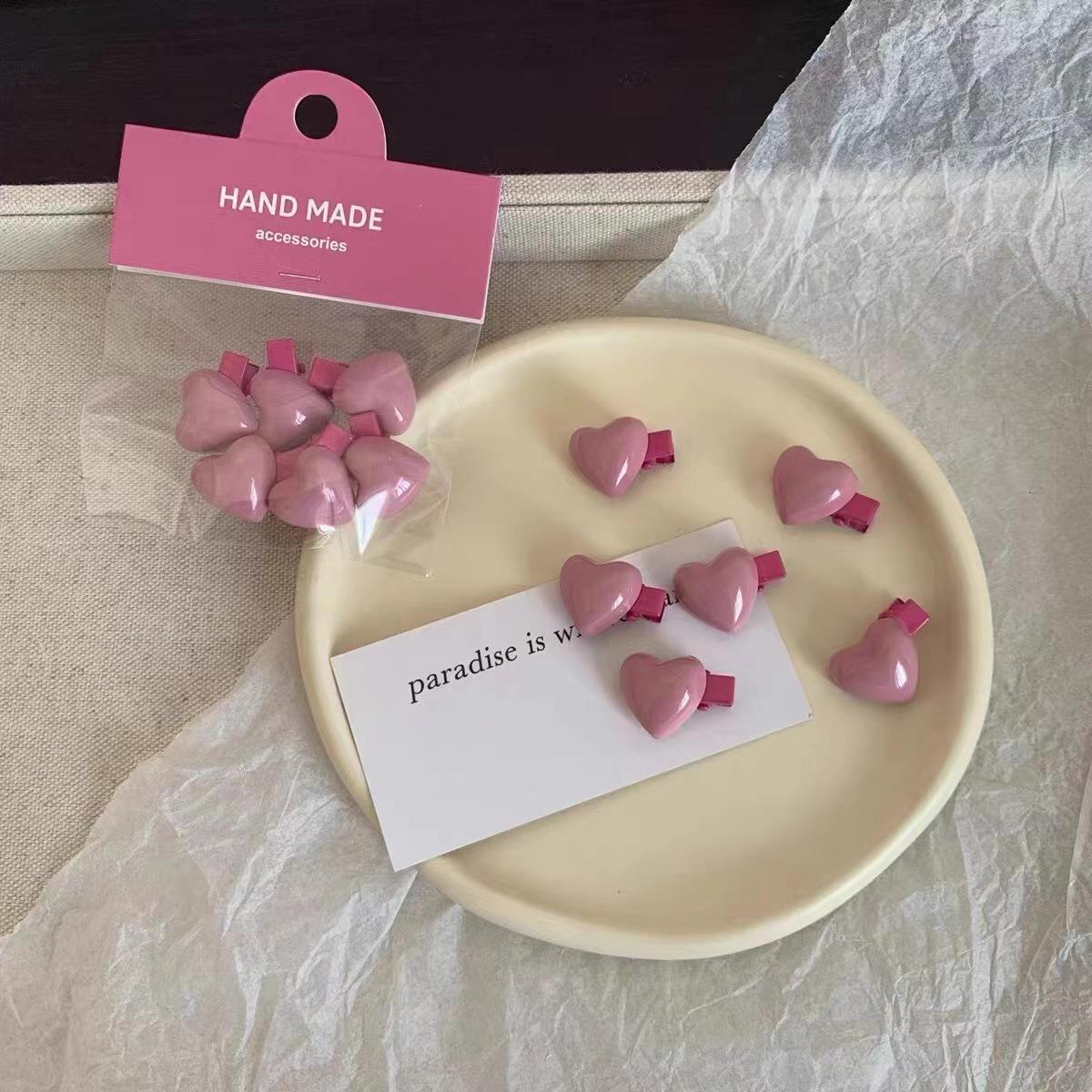 12 mini peach-colored heart-shaped hair clips for women, 2cm short clips, duckbill clips, sweet and cute pink broken hair clips Application Scenario
