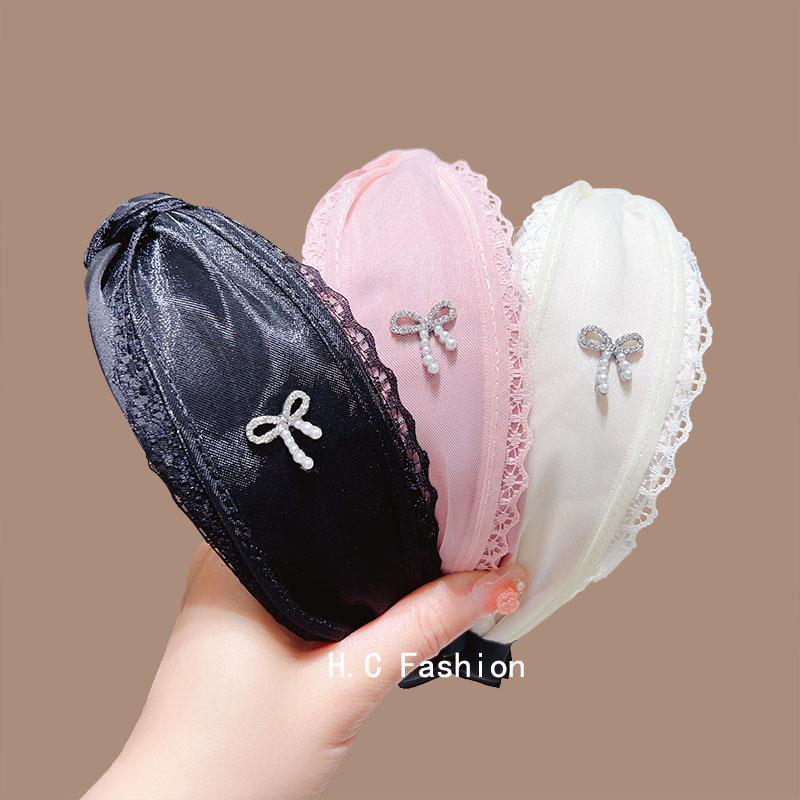 A high-end, stylish, black rice lace, wide-brimmed hairband with a touch of sophistication and elegance, and a fashionable bow for women's hair clips details Picture