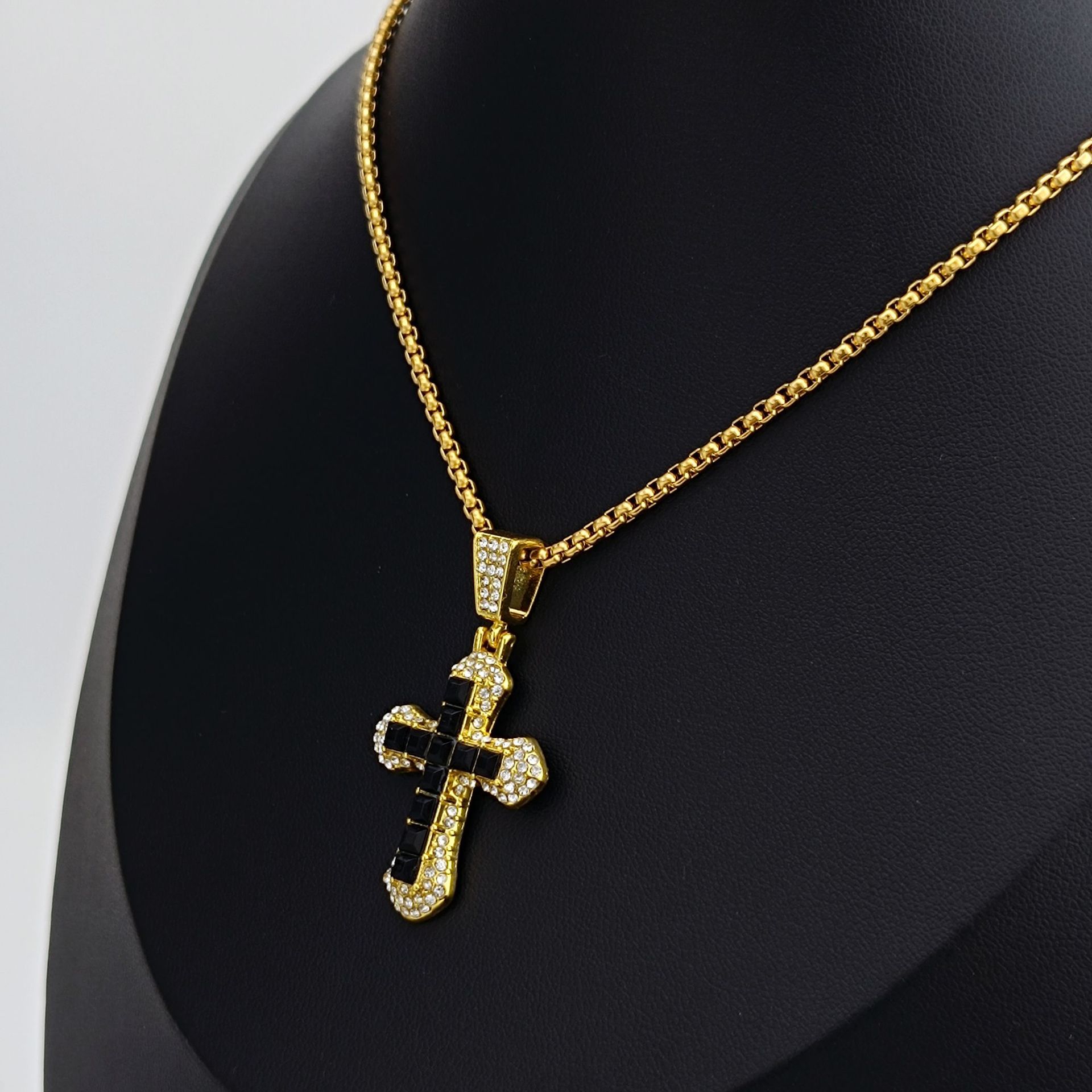 European and American fashion, individuality, exaggerated full diamond cross necklace, light luxury, retro pendant accessory, sweater chain, cross-border wholesale Specification drawing
