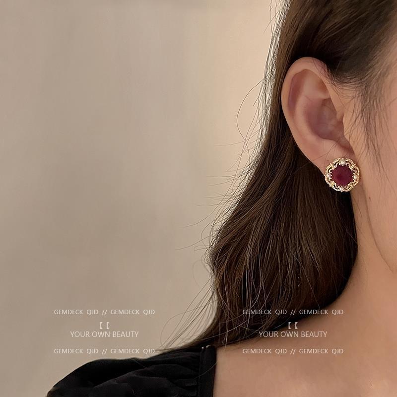 French retro wine-red velvet stud earrings, a niche design for women, exude a sense of elegance and trendy pearl earrings Specification drawing