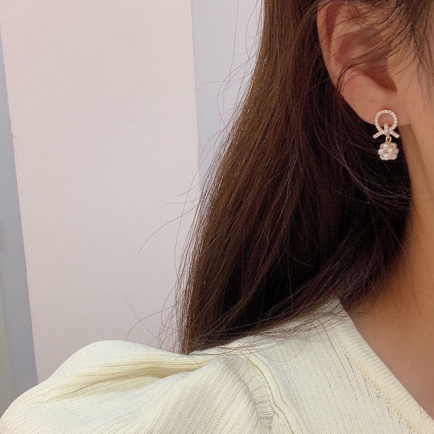 The 2025 new Korean trendy pearl stud earrings are a sweet, fashionable, high-end and exquisite design accessory for women Application Scenario