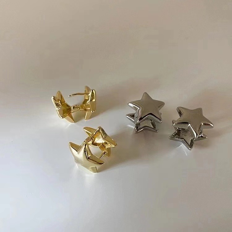 The simple metal five-pointed star earrings from Dongdaemun, South Korea, exude a feminine charm. These star earrings are versatile and unique full figure