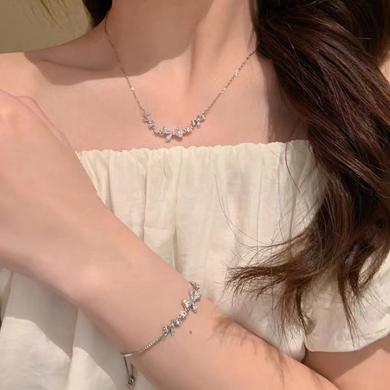 Zircon bow necklace, a unique and stylish design for women, is a popular collarbone chain and a versatile accessory Application Scenario