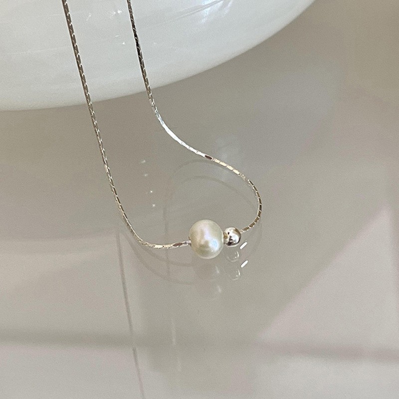 Minimalist pearl necklace for women, 2023 new style, popular on Instagram, with a niche design sense collarbone chain, elegant and versatile Application Scenario