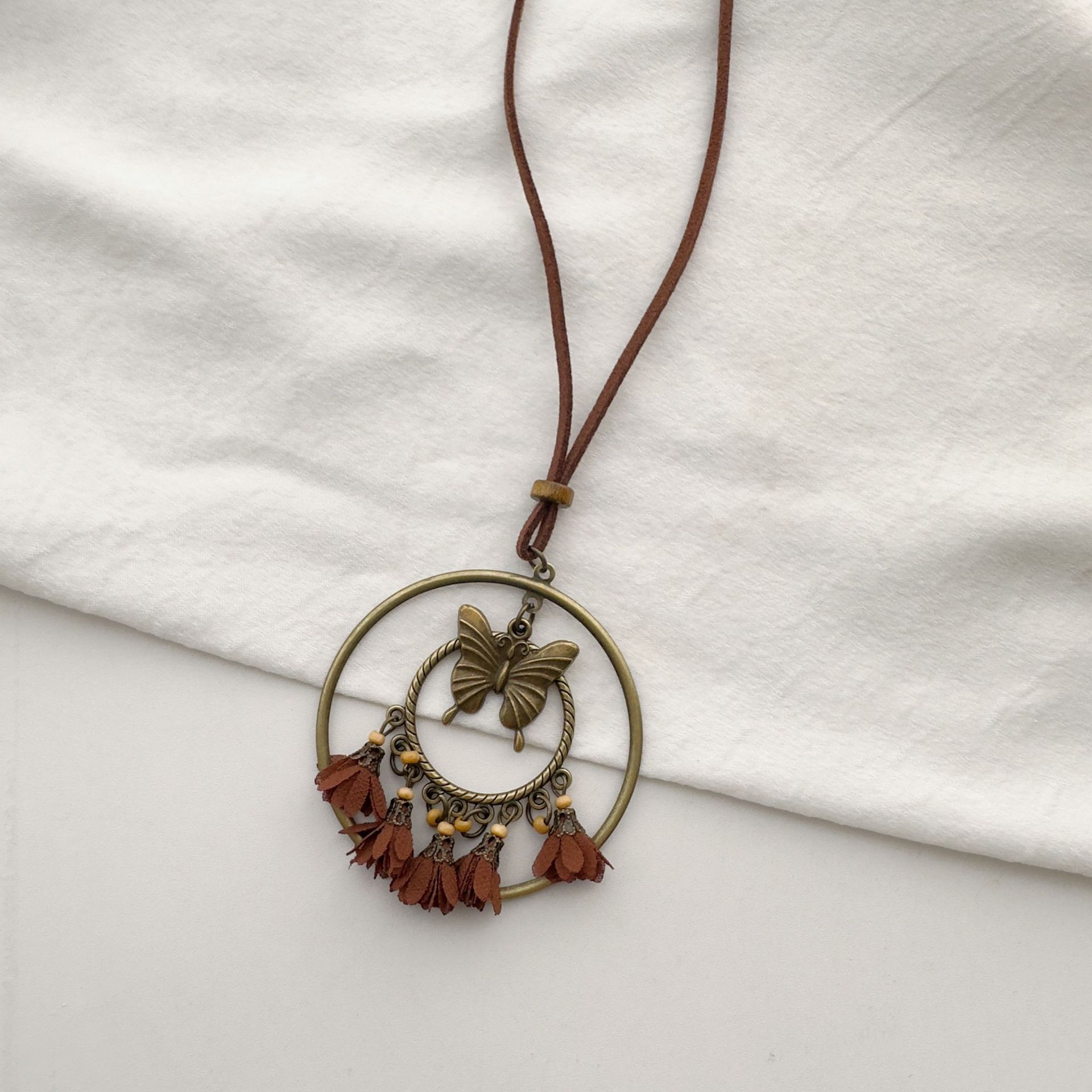 Wholesale of European and American coffee-colored retro necklaces, Bohemian ethnic style Su pendants, sweaters and chain-like necklaces Application Scenario