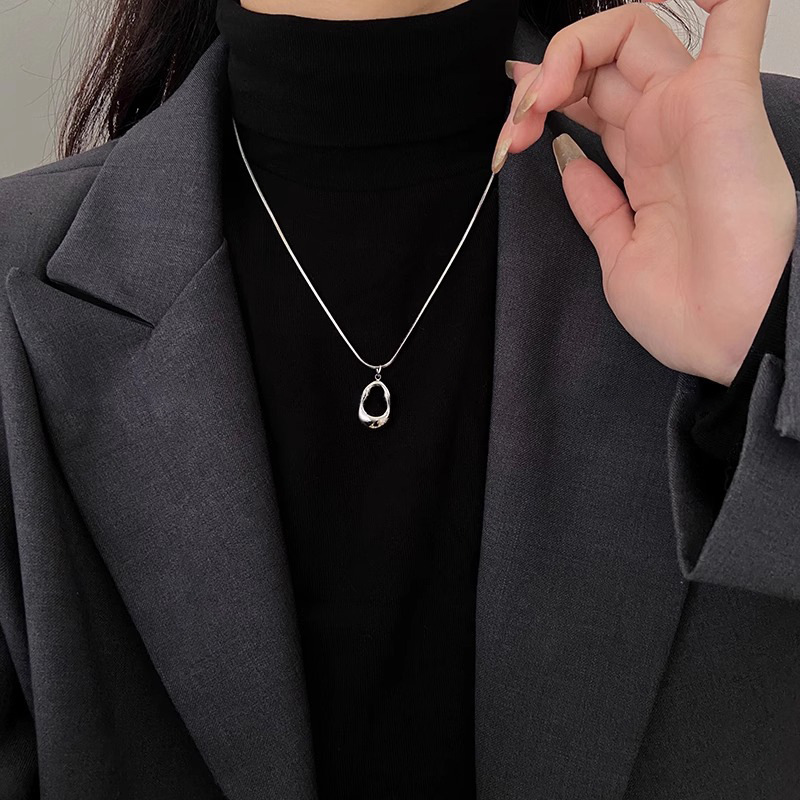 The hollowed-out water drop necklace is a simple French style for women's daily commuting and versatile. It features a collarbone chain with a light luxury design and a sweater chain Application Scenario