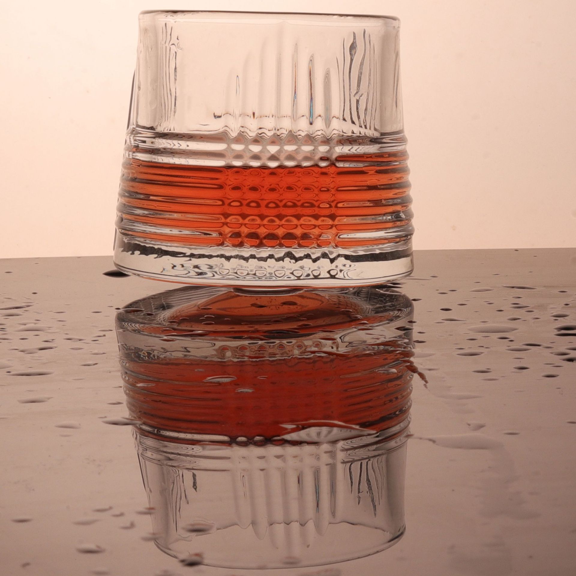 Deli Rotating Whisky Cup, Wobble cup, bar, KTV, Western restaurant, home stress-relieving wine glass Application Scenario