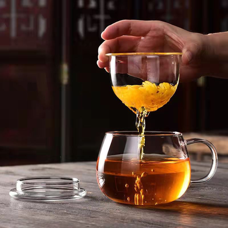 Office tea cups, glass cups, filter tea cups, household cups with LIDS and straps to separate tea from water, men's and women's office transparent water cups Application Scenario