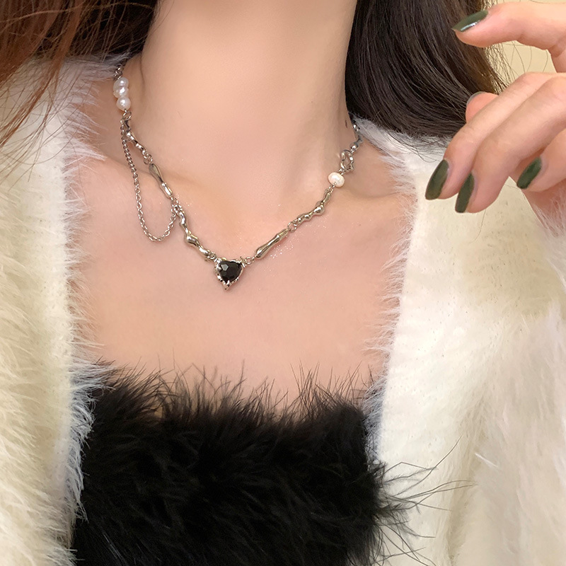 Black heart-shaped pearl necklace, collarbone chain, feminine and niche design accessory, sweater chain, ins style Specification drawing