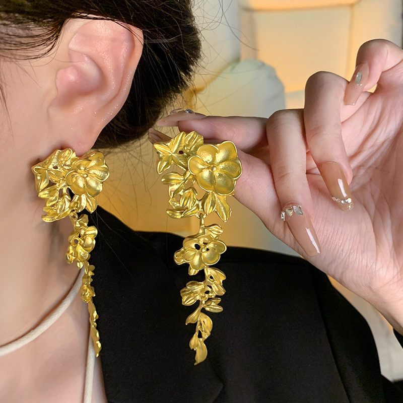 Exaggerated flower tassel stud earrings, women's light luxury and niche design long earrings, 2023 new bestseller high-end earrings details Picture