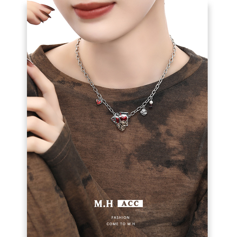 Original rose card necklace with a niche design sense, Gothic collarbone chain, light luxury, sweet and cool style, trendy pendant details Picture