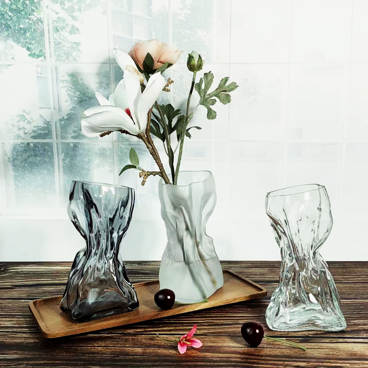 Wholesale of irregular-shaped creative vases, simple and irregular transparent glass flower arrangement decorative items for hotel living room tables full figure