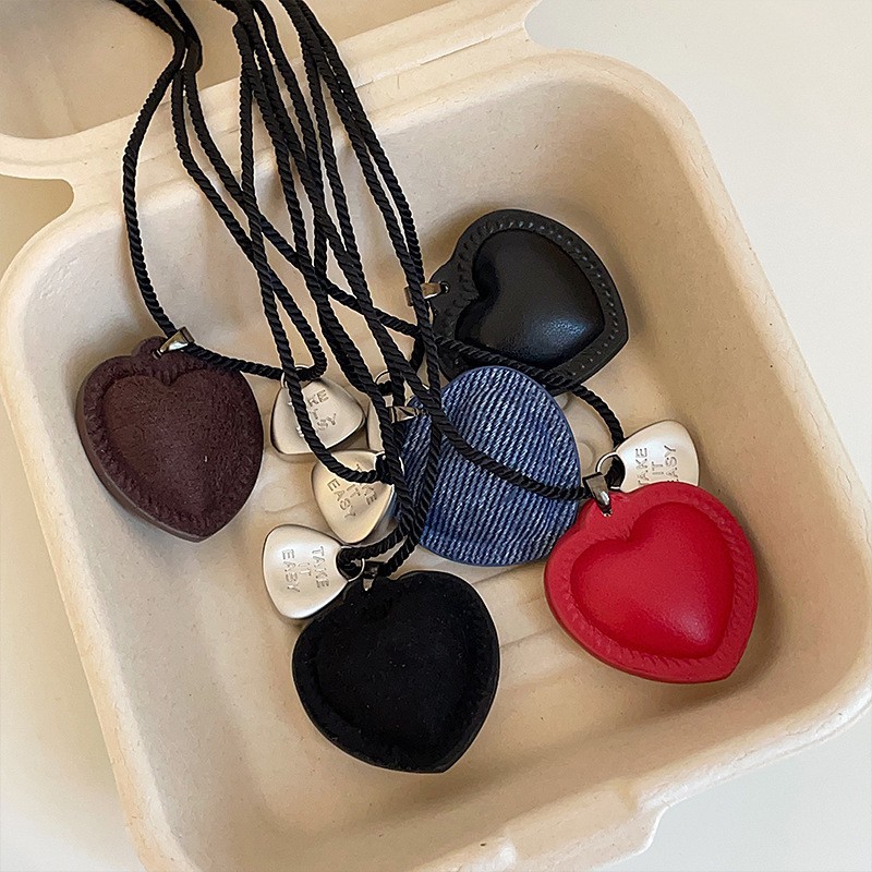 fever's same style leather three-dimensional heart-shaped woven rope necklace for women, in an ins style, fashionable and versatile necklace and collarbone chain Application Scenario