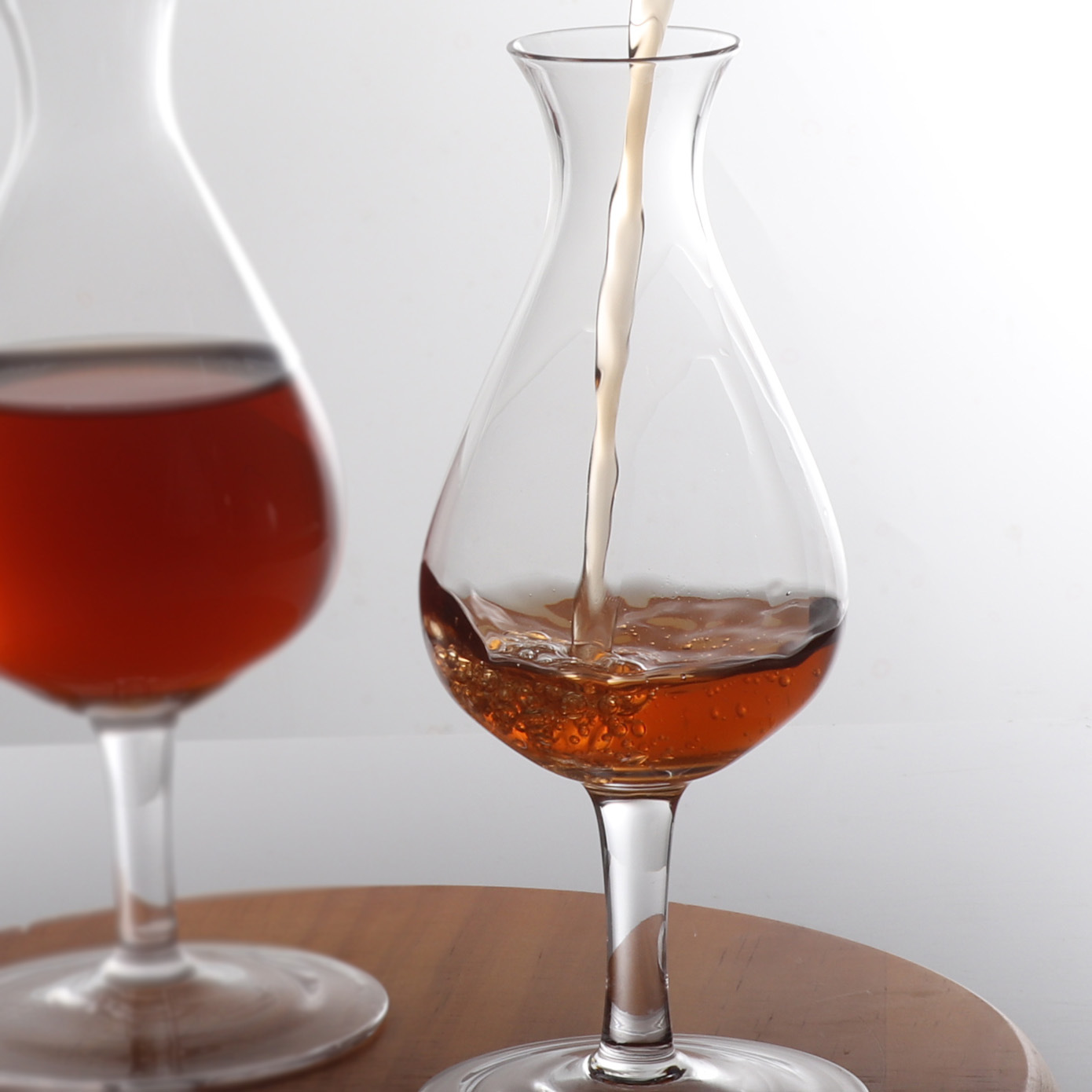 Creative high-footed red wine glass, tea divider, kung Fu tea set, KTV wine glass, household Japanese sake divider pot Application Scenario