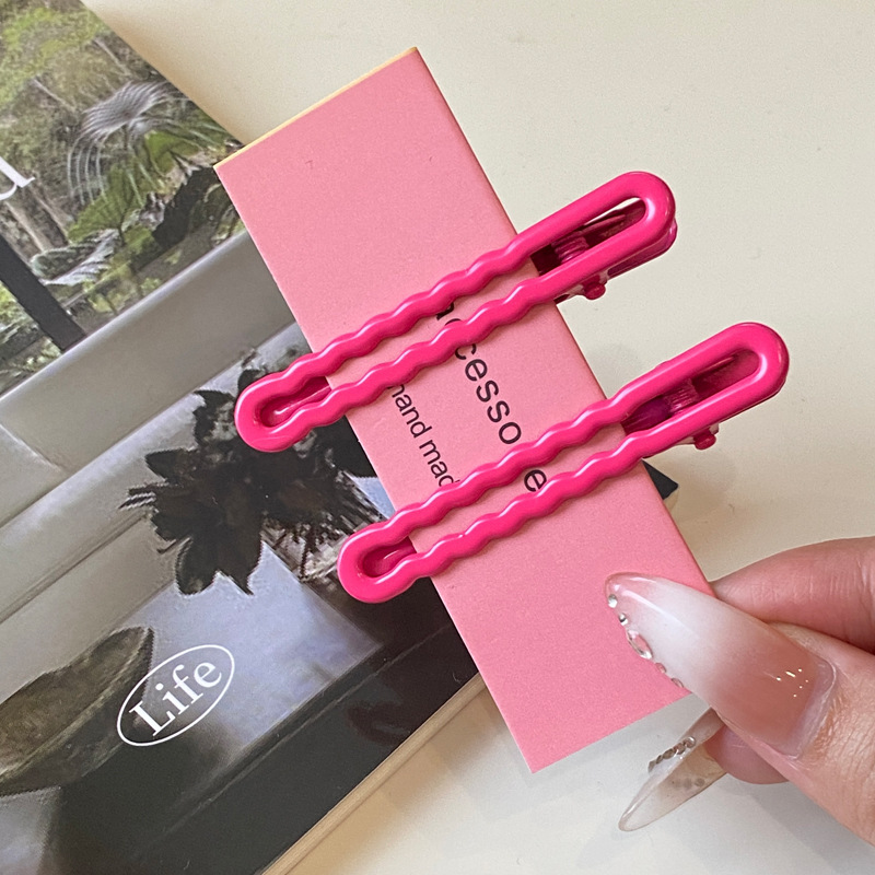 Candy-colored traceless duckbill clips, metal hair clips, female forehead bangs, one-line side clips, back of the head, zero purchase Application Scenario