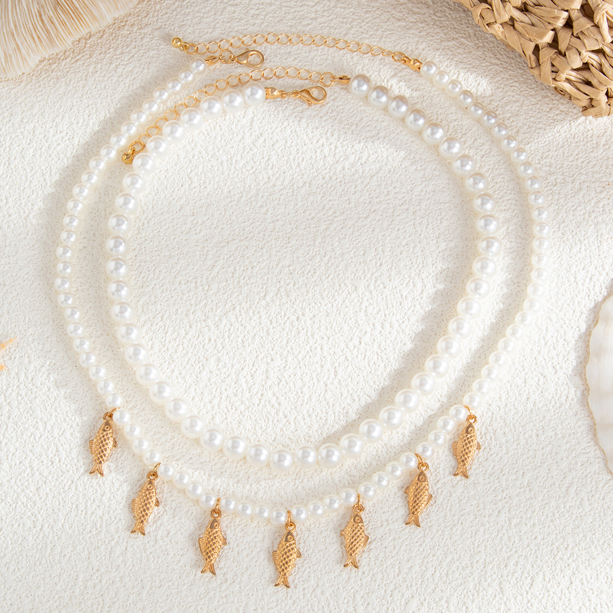 European and American cross-border jewelry, fashionable and light luxury style, imitation pearl beaded necklace, ins sweet girl little fish pendant, collarbone chain Application Scenario