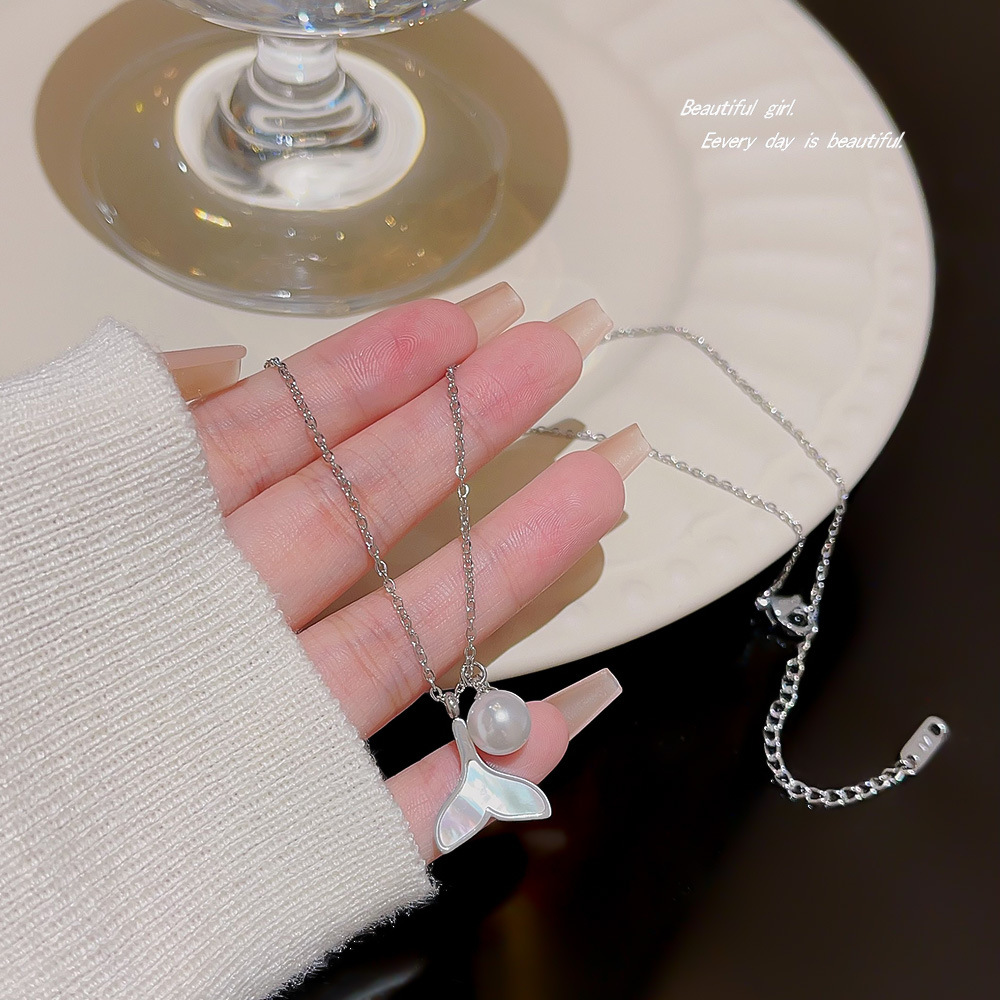 The fishtail pearl necklace has a design sense that does not fade. It features a light luxury design and a new collarbone chain. It is a stylish neck chain and a niche accessory details Picture