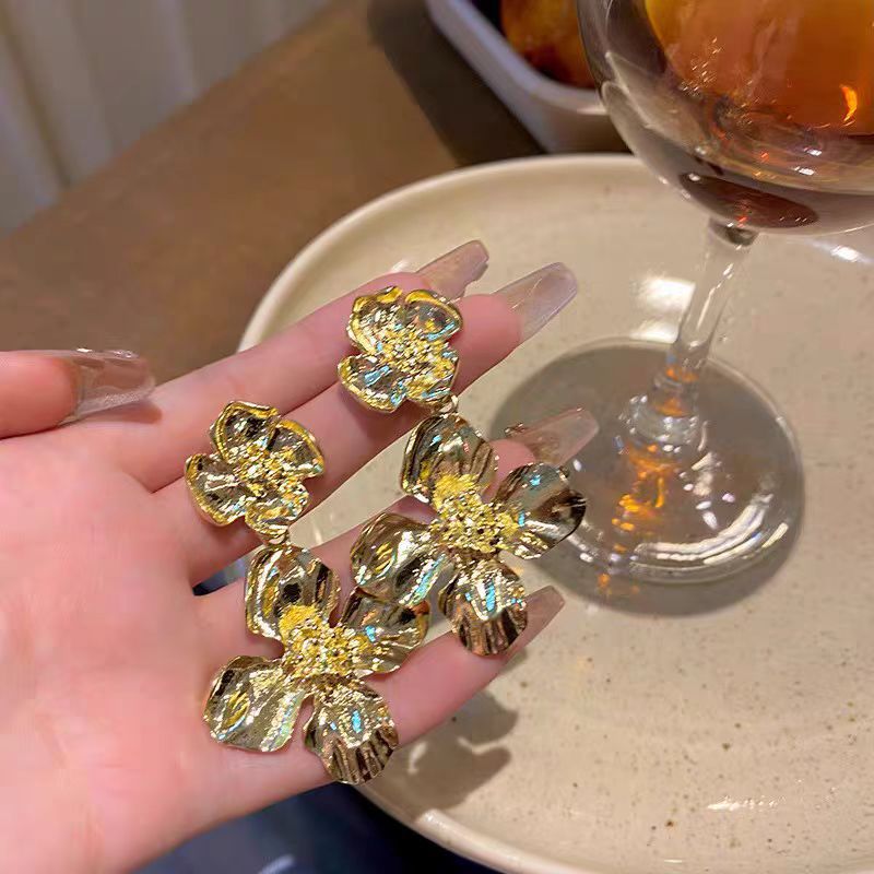 The new exaggerated golden flower earrings are fashionable, individualistic, and feature a niche design with a high-end feel. They are long and versatile earrings for women Application Scenario