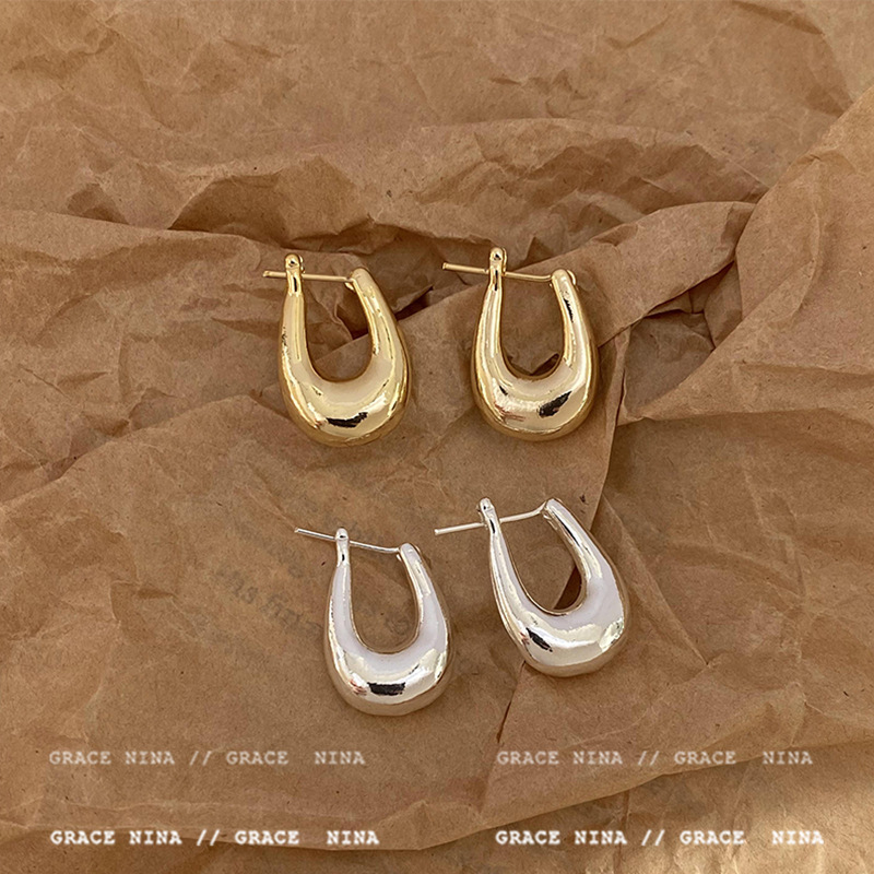 European and American cold style U-shaped earrings for women, 2024 new fever style earrings, simple and trendy exaggerated earrings Application Scenario