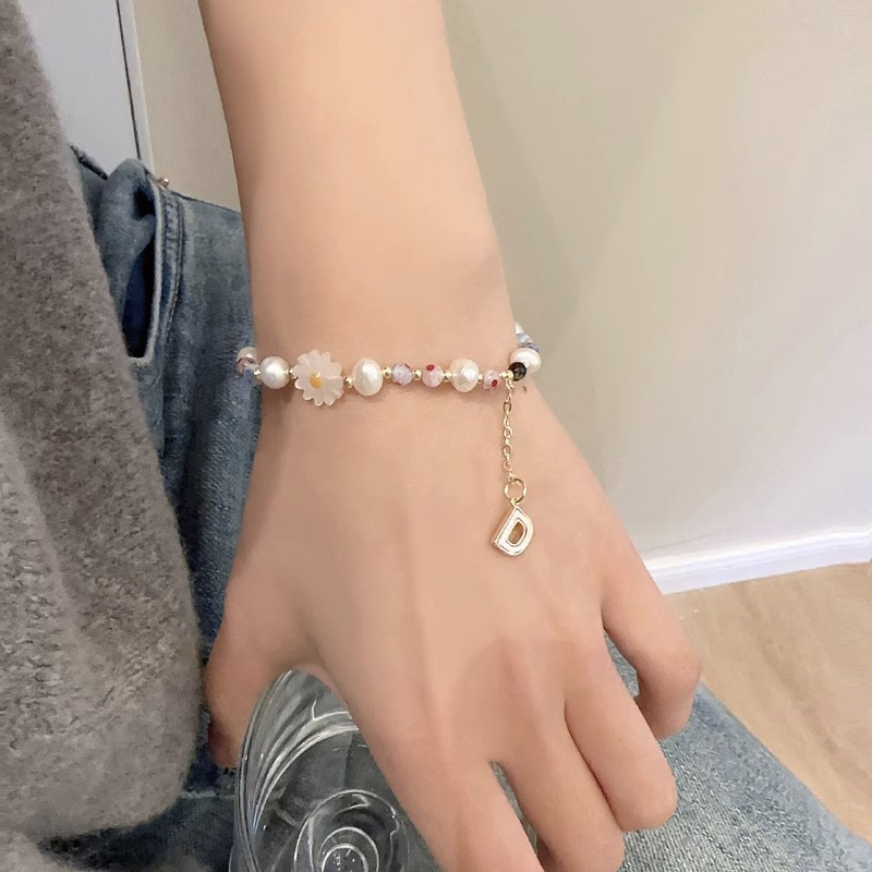 Colorful Daisy letter pearl beaded necklace for women, 2023 new trendy spring and summer necklace, forest-themed sweet collarbone chain Application Scenario