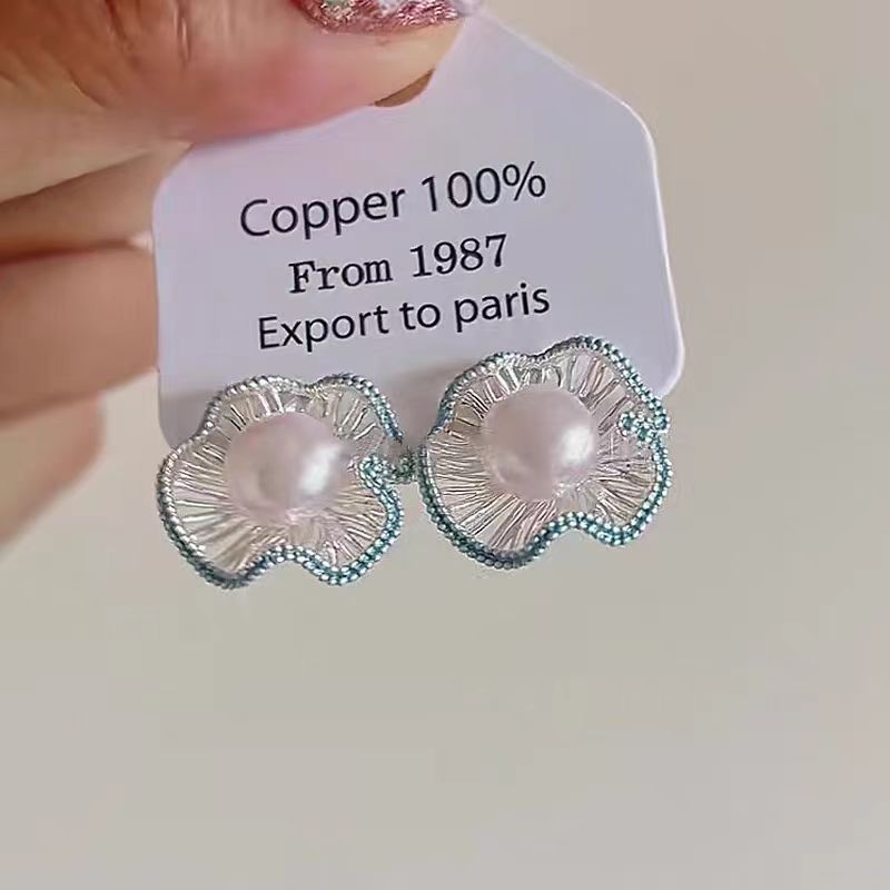 This is a niche design for summer, featuring rolled-edge imitation pearl earrings. It's a new 2025 bestseller with a high-end and elegant style Application Scenario