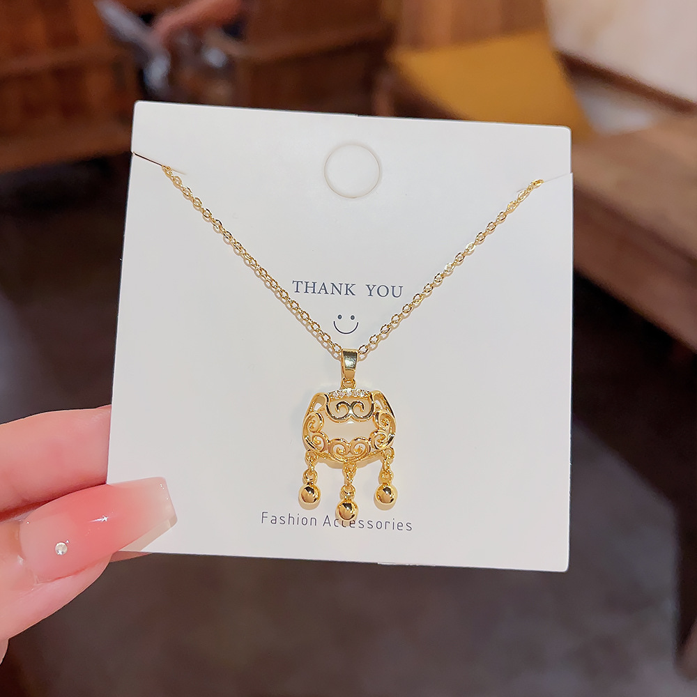 Xiangyun cat's eye stone Peace Lock National Trend style pendant, niche design, high-end feel, titanium steel necklace, women's collarbone chain wholesale Specification drawing