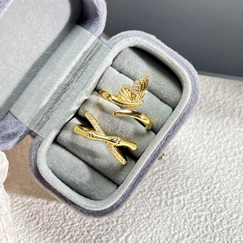 A simple and elegant half-butterfly fashion opening ring with a cold and aloof style, exuding a sense of luxury and sophistication. It is a bamboo joint index finger ring details Picture