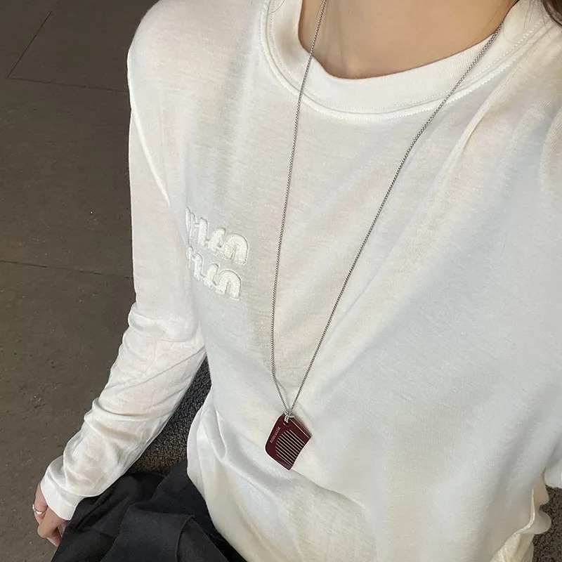 A Korean blogger's small comb necklace, long pendant, black and Burgundy sweater chain, a trendy accessory, is a niche design for women details Picture