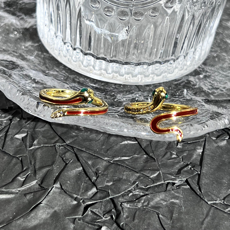 A simple red glazed snake-shaped, versatile and unique best friend ring. A fashionable and niche design for women, with a sweet, cool and high-end feel Application Scenario