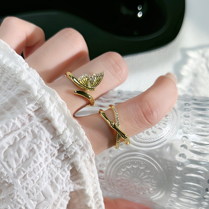 A simple and elegant half-butterfly fashion opening ring with a cold and aloof style, exuding a sense of luxury and sophistication. It is a bamboo joint index finger ring Application Scenario