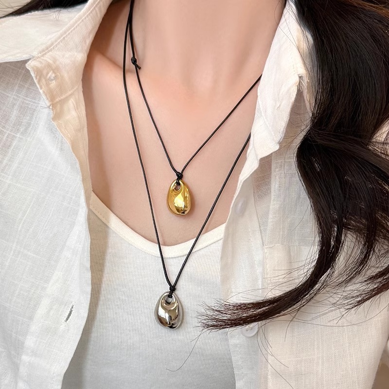 The blogger's same style golden bean black leather rope necklace, a unique, simple and sweet cool sweater chain new accessory for women Application Scenario