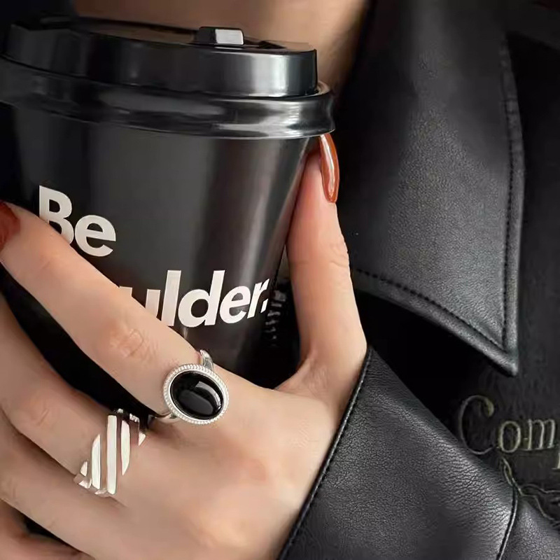 A niche design black oval ring for women with simple lines, individual and fashionable open ring, hip-hop fashion index finger ring details Picture