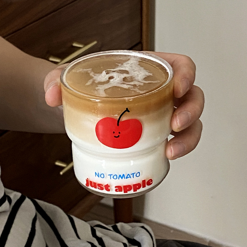 A unique Instagram cartoon red apple smiling tempered glass cup, simple hand-painted coffee cup gift, heat-resistant 220ml full figure
