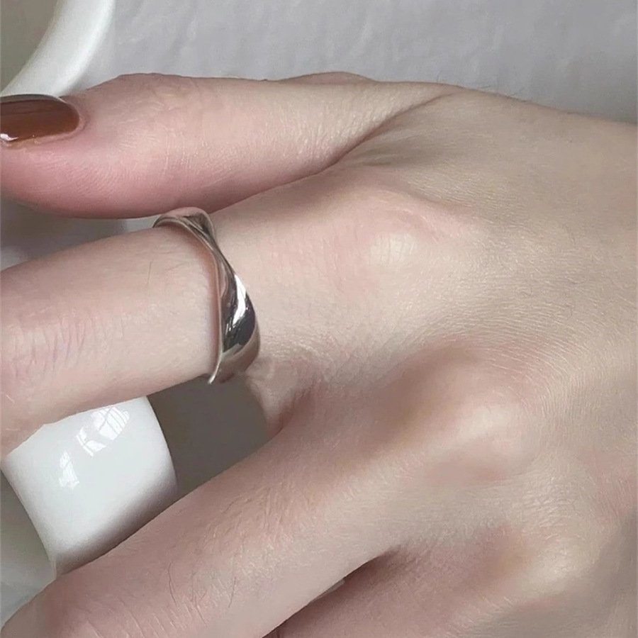 s925 sterling silver Mobius plain ring, minimalist and cold style for women, niche design, high-end open ring trend details Picture
