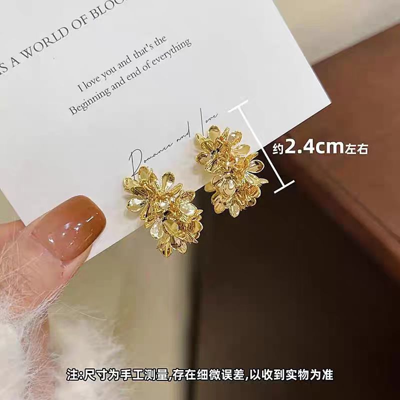 French metal flower C-ring earrings, with a retro and unique design sense and a cold style, are versatile stud earrings for autumn and winter Application Scenario