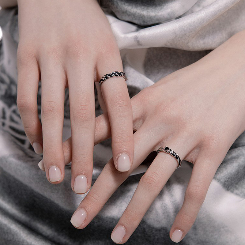 A niche design, dark drip glaze, simple and neutral open ring, a luxurious and high-end couple's ring, a hip-hop ring details Picture