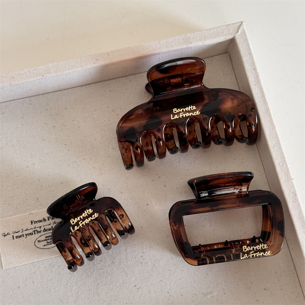 Korean version gold label letter simple square grabber for women, half a hair clip at the back of the head, medium-sized updo, shark clip headwear Application Scenario