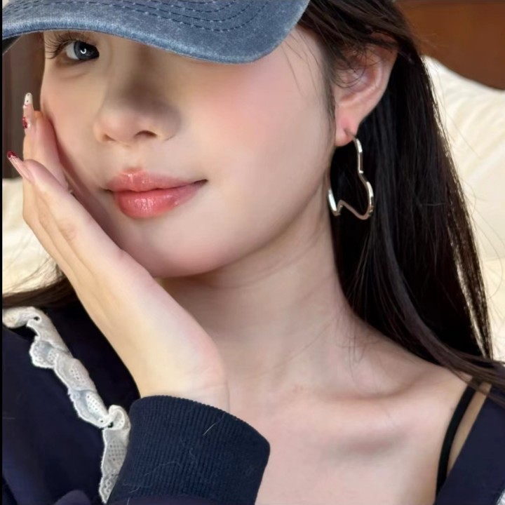 Irregular silver heart-shaped ear loops, 2025 new trendy and cool style ear studs and ear buckles, exaggerated and elegant earrings Application Scenario