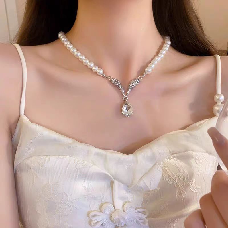 Pearl necklace, neckchain, earrings set, light luxury, niche and high-end feel, collarbone chain, 2025 new style evening dress accessories for women Application Scenario