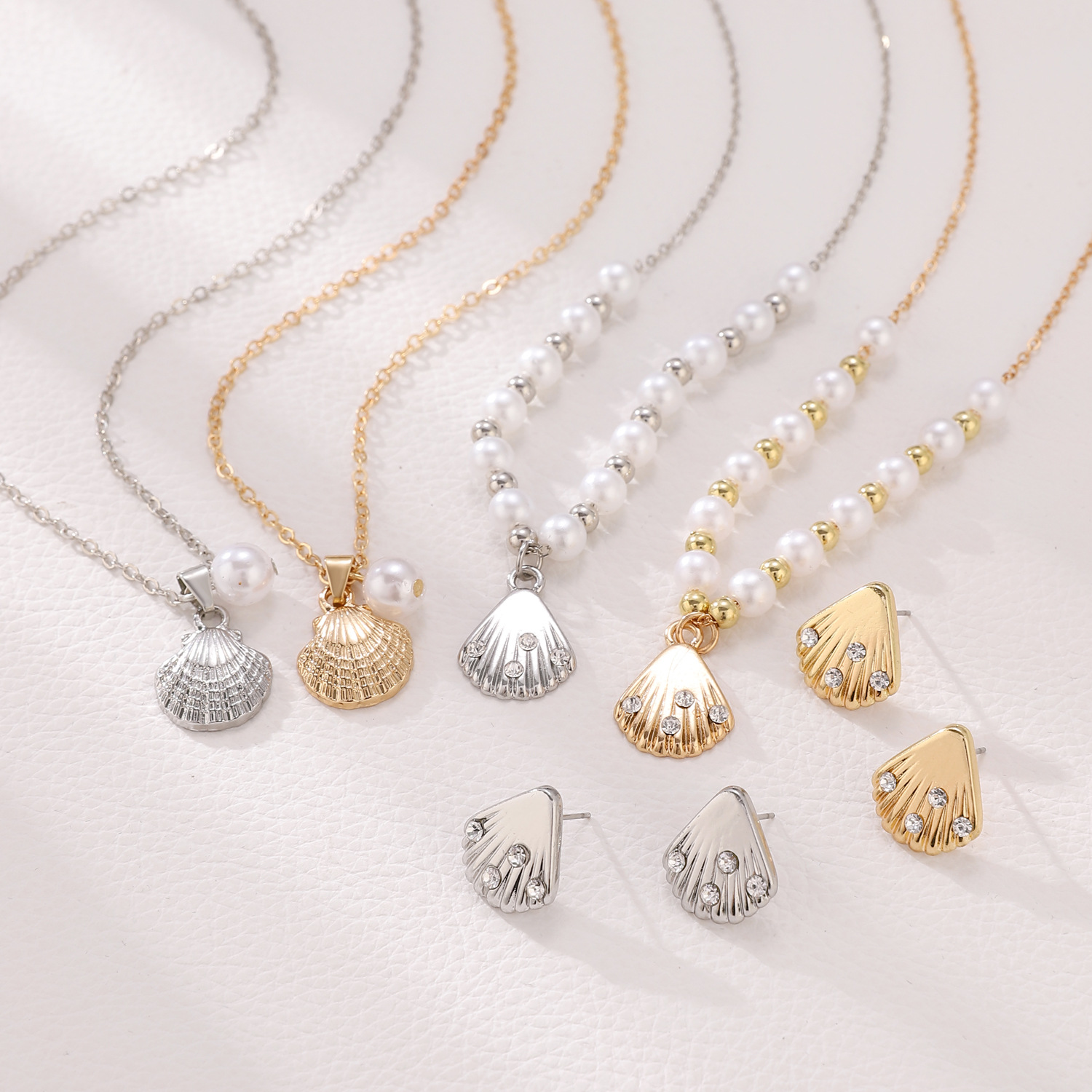 French retro shell diamond-encrusted pearl necklace stud set for women, European and American cross-border fashion jewelry set of three pieces details Picture