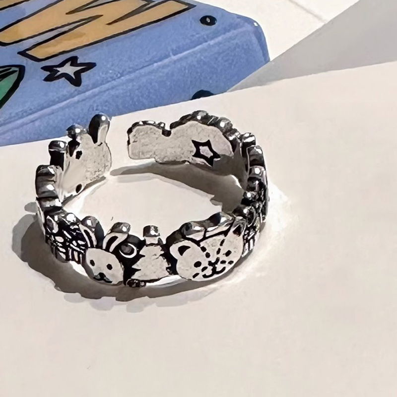 Cool graffiti letter flower ring for women, new fashionable and trendy style, retro aged index finger ring, open ring Application Scenario