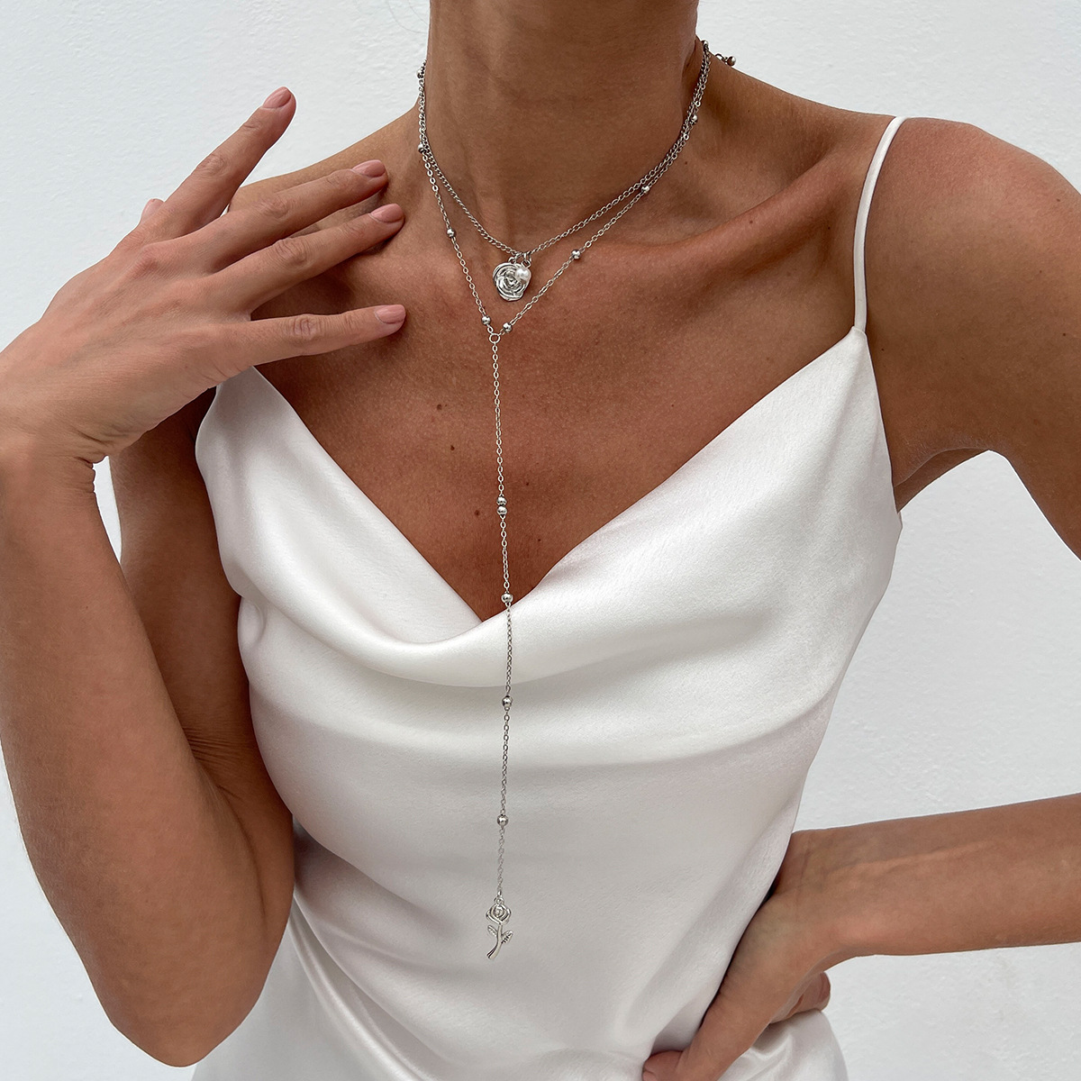 European and American cross-border jewelry, fashionable rose alloy pendant, special necklace, high-end pearl Y-shaped collarbone chain details Picture